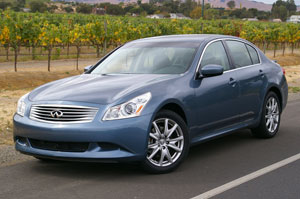 2009 Infiniti G37 sedan comes standard with 328hp and 7sp automatic transmission